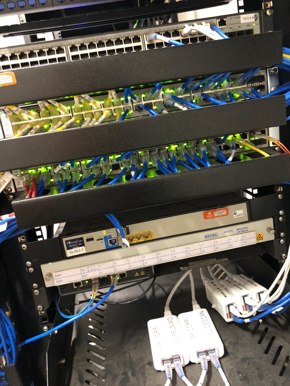 Rack de rede organizado com patch panels e cabos identificados — padrão GSTI Soluções